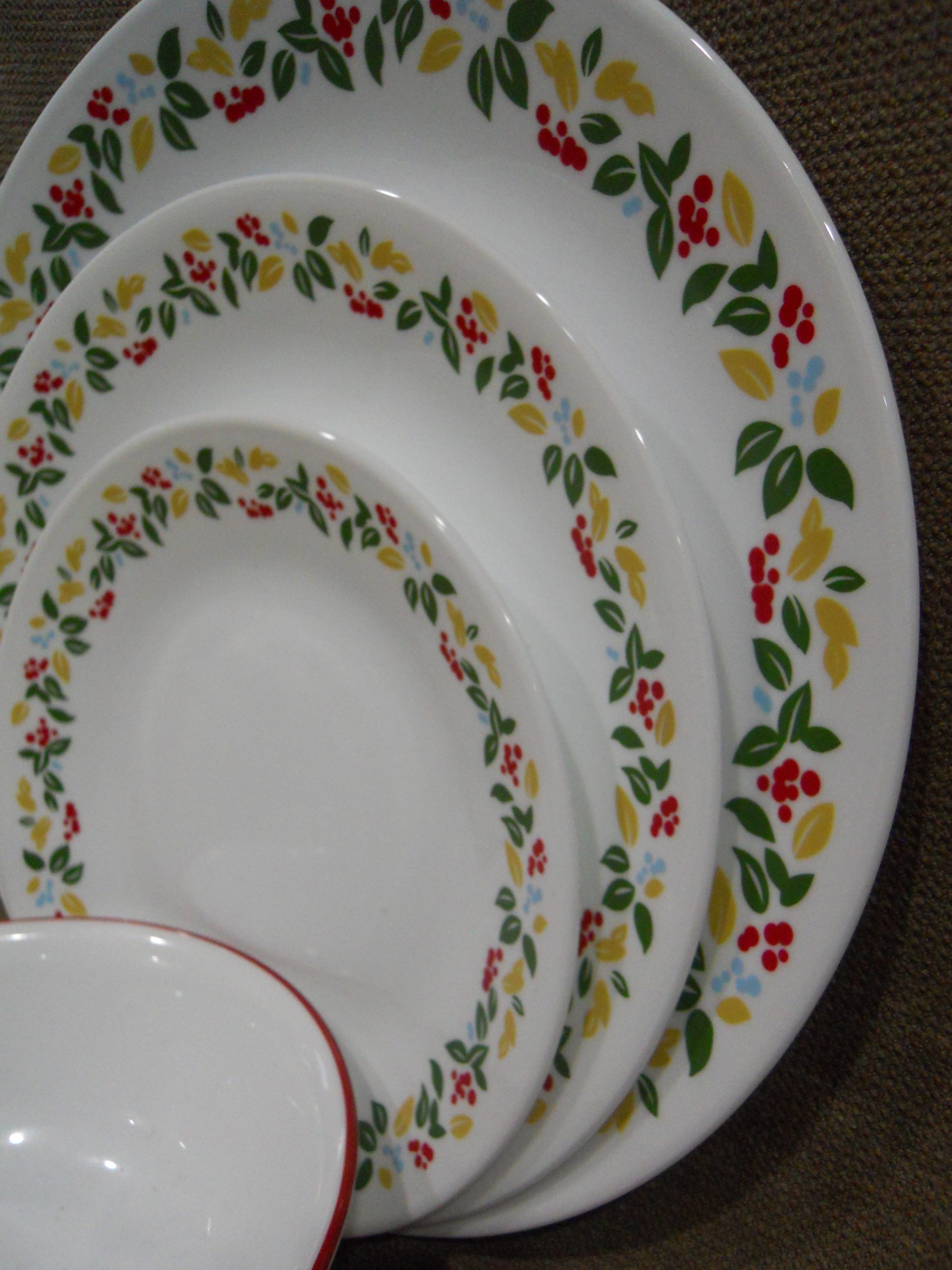 1 Corelle HOLIDAY BERRIES 6 3/4 Bread Dessert PLATE Seasonal Christmas Wreath - Image 2